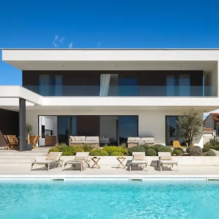 Sealine - Pool & Garden